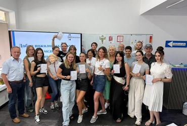 Gruppe nach dem Erste-Hilfe-Kurs mit Teilnahmebescheinigungen